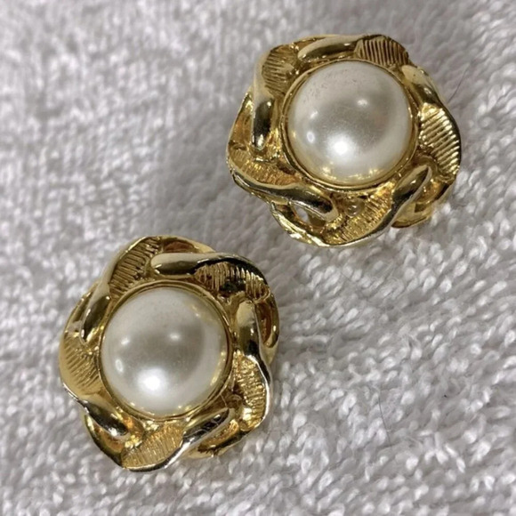 Vintage Gold Tone With Faux  Pearl Centre Clip On Earrings - Picture 3 of 8